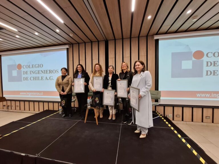 Decana-Urrutia-participa-de-foro-mujeres-lideres-en-Ing-en-Colegio-de-Ingenieross-001